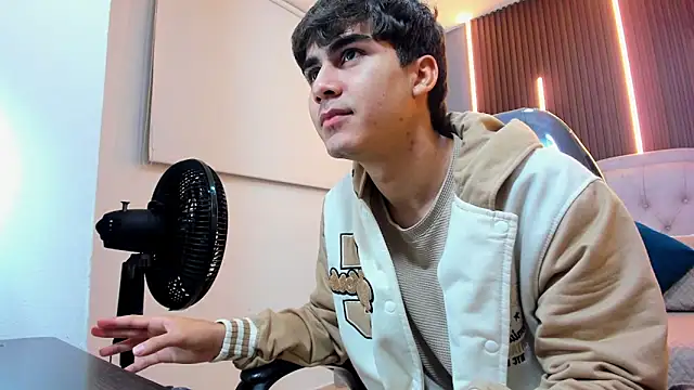 Tommy18   online show from 12/02/25, 03:45