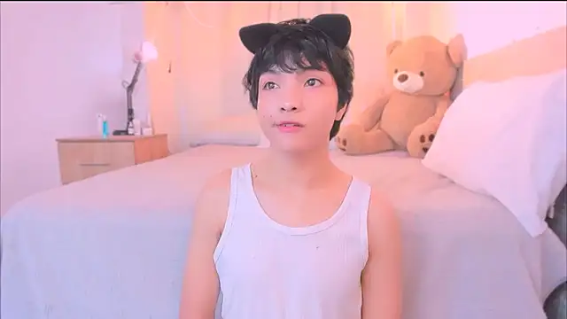 AllanYong18 online show from 10/27/25, 02:43