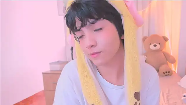 AllanYong18 online show from 12/21/25, 08:16