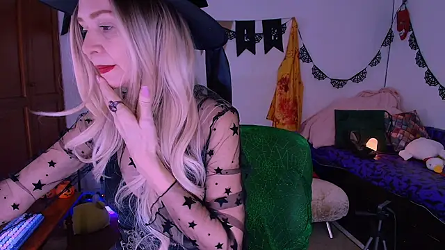 Snapshot of antonelawow chatting on 10/14/25, 09:04 antonelawow online show from 10/14/25, 09:04