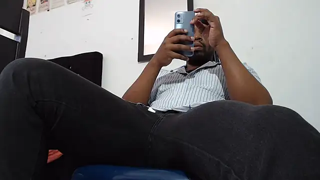 Snapshot of strong__anthony chatting on 06/11/26, 04:05 strong anthony online show from 06/11/26, 04:05