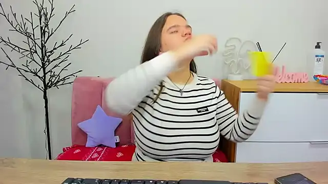 Snapshot of AdeleCruz chatting on 02/11/25, 01:09 AdeleCruz online show from 02/11/25, 01:09