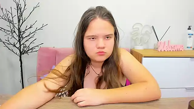 Snapshot of AdeleCruz chatting on 02/11/25, 04:35 AdeleCruz online show from 02/11/25, 04:35