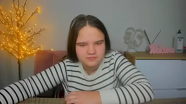 Snapshot of AdeleCruz chatting on 02/12/25, 04:44 AdeleCruz online show from 02/12/25, 04:44