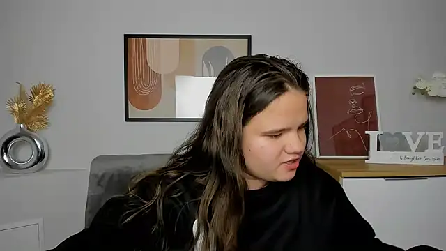 Snapshot of AdeleCruz chatting on 02/27/25, 04:21 AdeleCruz online show from 02/27/25, 04:21