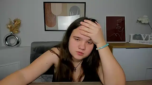 Snapshot of AdeleCruz chatting on 03/01/25, 04:33 AdeleCruz online show from 03/01/25, 04:33