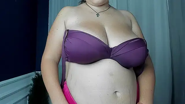 Snapshot of AdeleCruz chatting on 09/14/25, 12:04 AdeleCruz online show from 09/14/25, 12:04