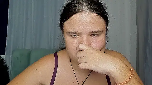 Snapshot of AdeleCruz chatting on 09/22/25, 12:07 AdeleCruz online show from 09/22/25, 12:07