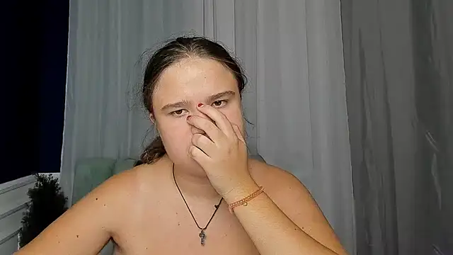 Snapshot of AdeleCruz chatting on 09/27/25, 12:10 AdeleCruz online show from 09/27/25, 12:10