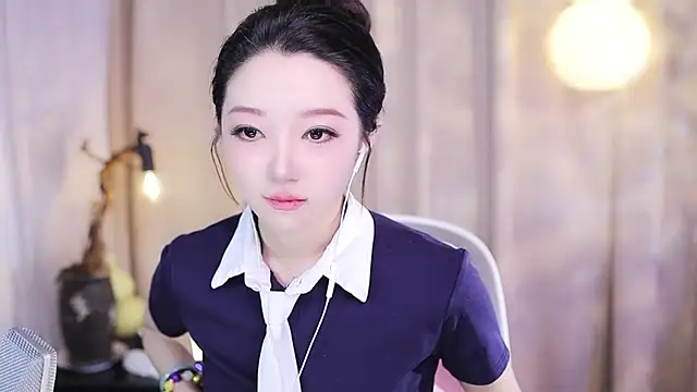 Snapshot of Zoe-99 chatting on 12/16/25, 12:10 Zoe-99 online show from 12/16/25, 12:10