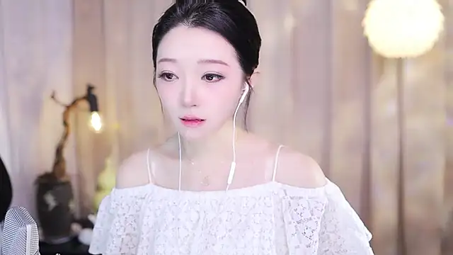 Snapshot of Zoe-99 chatting on 12/19/25, 02:24 Zoe-99 online show from 12/19/25, 02:24