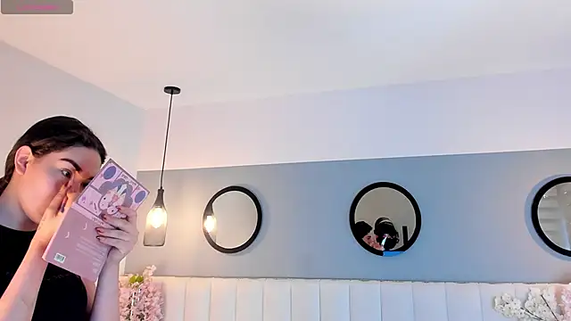 chelsea bolton  online show from 04/04/26, 12:13