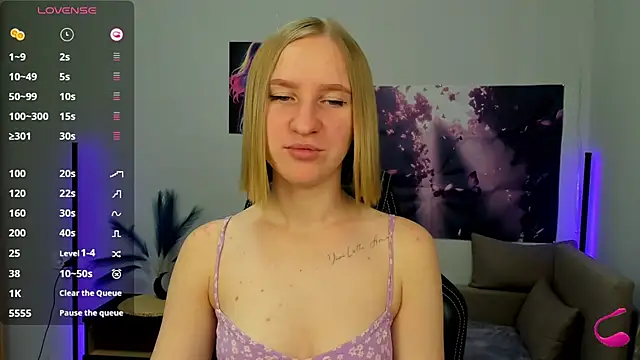 Snapshot of BeautyBlondy chatting on 10/20/25, 12:27 BeautyBlondy online show from 10/20/25, 12:27