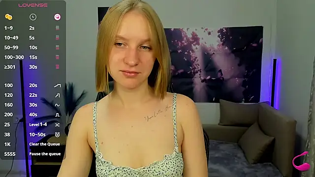 Snapshot of BeautyBlondy chatting on 10/22/25, 12:16 BeautyBlondy online show from 10/22/25, 12:16