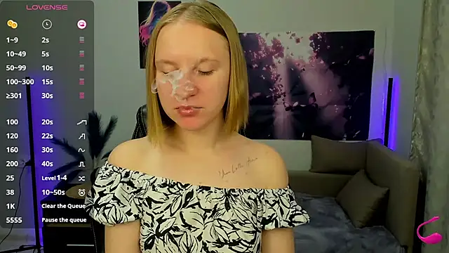 Snapshot of BeautyBlondy chatting on 10/23/25, 12:37 BeautyBlondy online show from 10/23/25, 12:37