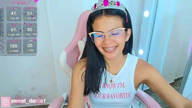 Snapshot of sweet_dania_ chatting on 03/01/25, 03:43 sweet dania online show from 03/01/25, 03:43