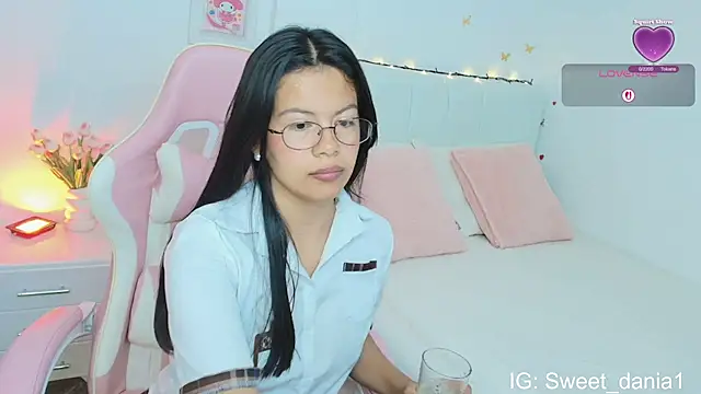 Snapshot of sweet_dania_ chatting on 09/25/25, 04:38 sweet dania online show from 09/25/25, 04:38