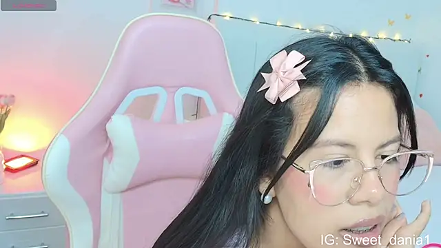 Snapshot of sweet_dania_ chatting on 09/29/25, 03:44 sweet dania online show from 09/29/25, 03:44