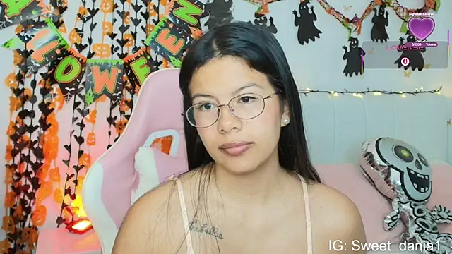 Snapshot of sweet_dania_ chatting on 10/28/25, 09:35 sweet dania online show from 10/28/25, 09:35