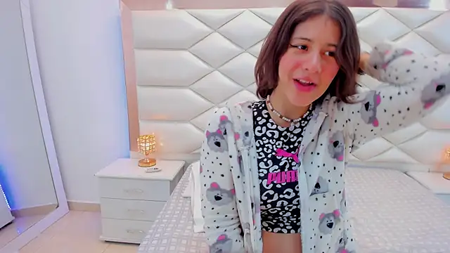 Snapshot of MiaQueen021 chatting on 01/22/25, 12:27 MiaQueen021 online show from 01/22/25, 12:27