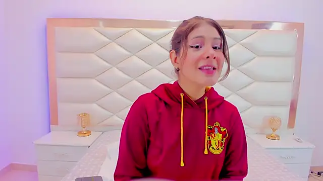 Snapshot of MiaQueen021 chatting on 01/25/25, 12:16 MiaQueen021 online show from 01/25/25, 12:16