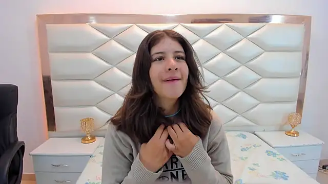 Snapshot of MiaQueen021 chatting on 01/29/25, 12:13 MiaQueen021 online show from 01/29/25, 12:13