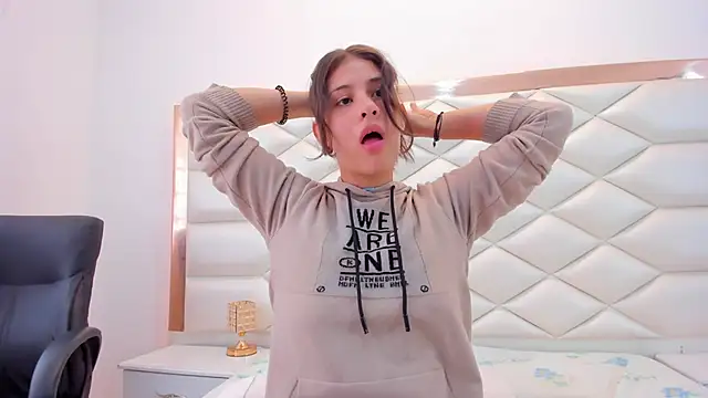 Snapshot of MiaQueen021 chatting on 01/29/25, 03:15 MiaQueen021 online show from 01/29/25, 03:15