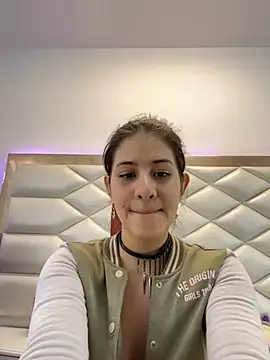 Snapshot of MiaQueen021 chatting on 02/07/25, 06:45 MiaQueen021 online show from 02/07/25, 06:45