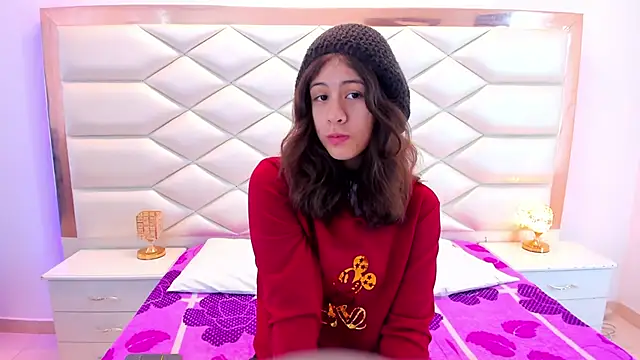 Snapshot of MiaQueen021 chatting on 02/08/25, 12:28 MiaQueen021 online show from 02/08/25, 12:28