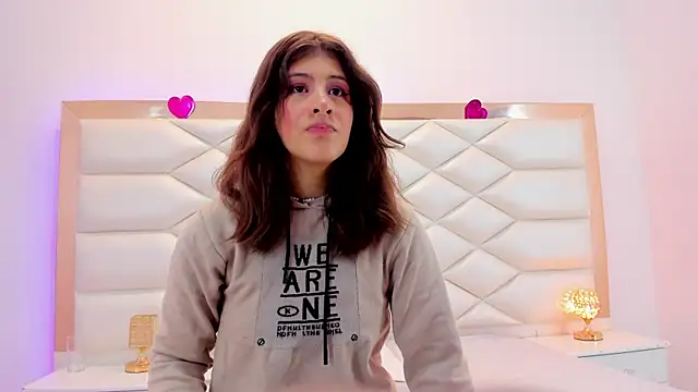 Snapshot of MiaQueen021 chatting on 02/14/25, 12:36 MiaQueen021 online show from 02/14/25, 12:36