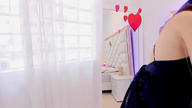 Snapshot of MiaQueen021 chatting on 02/14/25, 03:36 MiaQueen021 online show from 02/14/25, 03:36