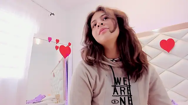 Snapshot of MiaQueen021 chatting on 02/14/25, 06:40 MiaQueen021 online show from 02/14/25, 06:40