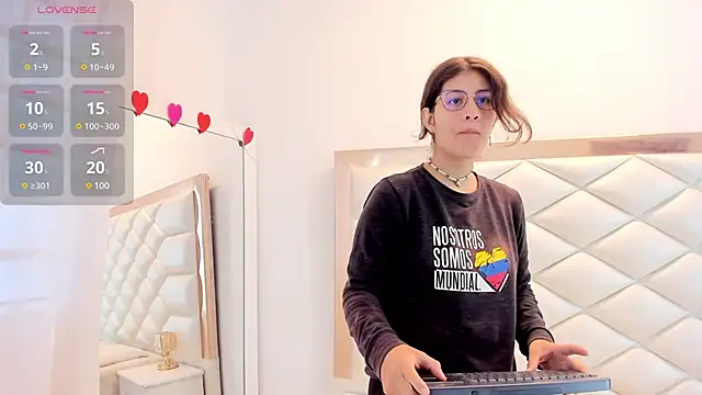 Snapshot of MiaQueen021 chatting on 02/19/25, 12:44 MiaQueen021 online show from 02/19/25, 12:44