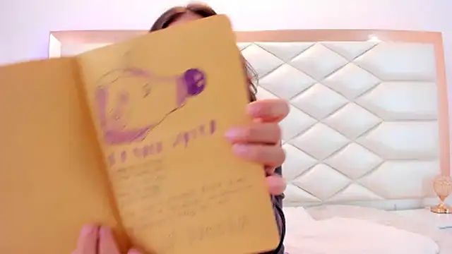 Snapshot of MiaQueen021 chatting on 02/19/25, 06:54 MiaQueen021 online show from 02/19/25, 06:54