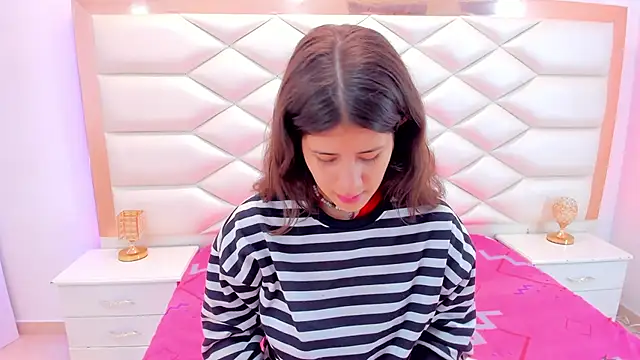 Snapshot of MiaQueen021 chatting on 03/04/25, 12:22 MiaQueen021 online show from 03/04/25, 12:22