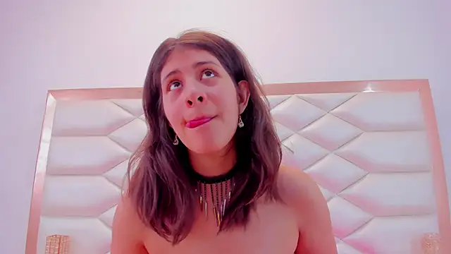 Snapshot of MiaQueen021 chatting on 03/13/25, 03:39 MiaQueen021 online show from 03/13/25, 03:39