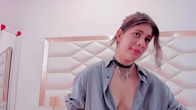 Snapshot of MiaQueen021 chatting on 03/18/25, 06:37 MiaQueen021 online show from 03/18/25, 06:37