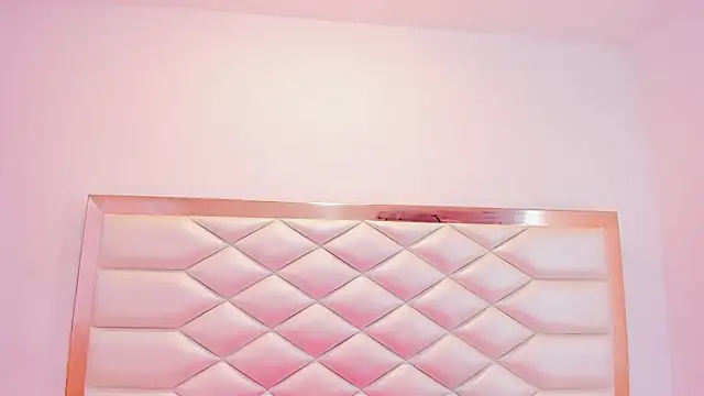 Snapshot of MiaQueen021 chatting on 03/19/25, 12:34 MiaQueen021 online show from 03/19/25, 12:34