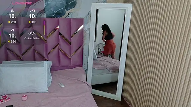 Snapshot of hotiergirl chatting on 11/12/25, 12:27 hotiergirl online show from 11/12/25, 12:27