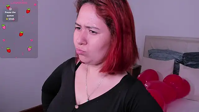 Snapshot of zoes_milee chatting on 02/14/25, 11:21 zoes milee online show from 02/14/25, 11:21