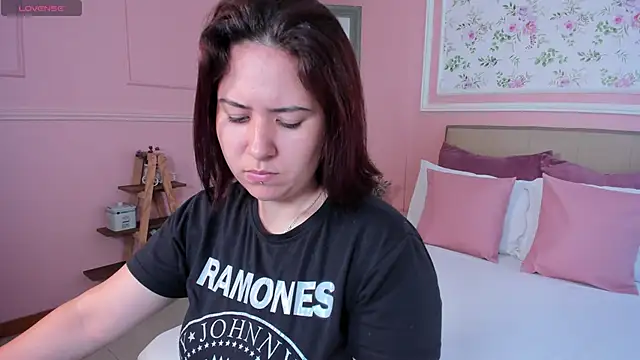 Snapshot of zoes_milee chatting on 03/03/25, 11:44 zoes milee online show from 03/03/25, 11:44