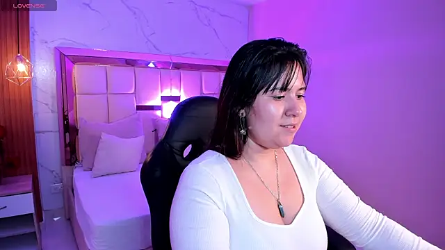 Snapshot of zoes_milee chatting on 11/14/25, 11:09 zoes milee online show from 11/14/25, 11:09