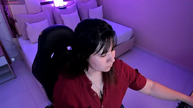 Snapshot of zoes_milee chatting on 11/18/25, 11:03 zoes milee online show from 11/18/25, 11:03