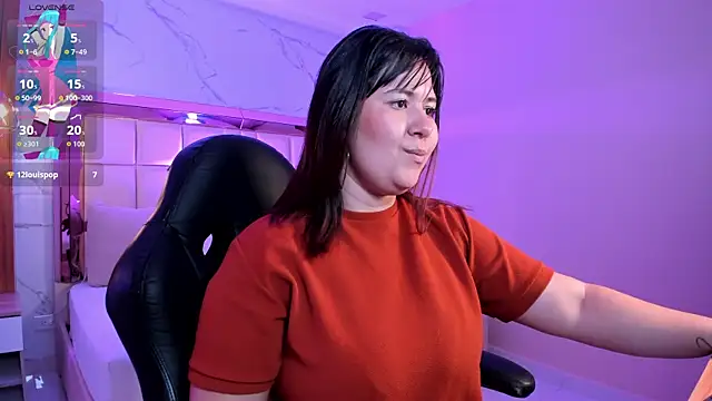 Snapshot of zoes_milee chatting on 11/28/25, 11:35 zoes milee online show from 11/28/25, 11:35