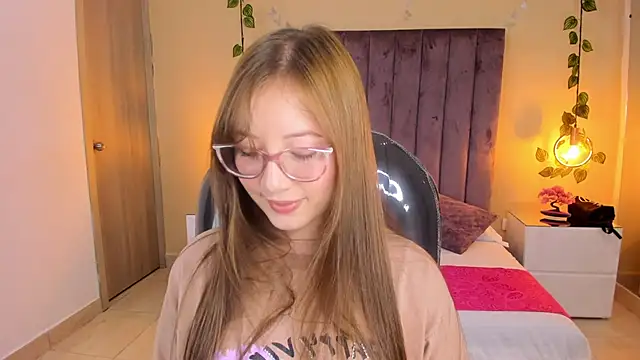 Snapshot of Dahlia_Rousse chatting on 11/08/25, 01:39 Dahlia Rousse online show from 11/08/25, 01:39