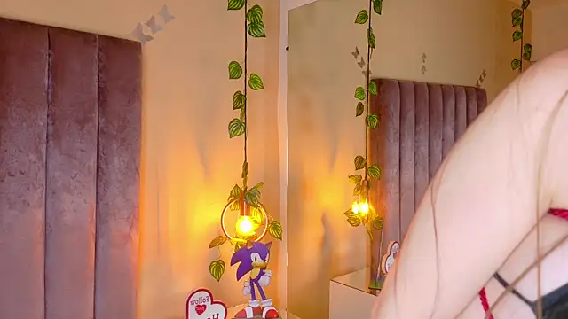 Dahlia Rousse online show from 04/12/26, 08:52