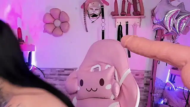 Snapshot of amyswallow7 chatting on 11/15/25, 01:03 amyswallow7 online show from 11/15/25, 01:03