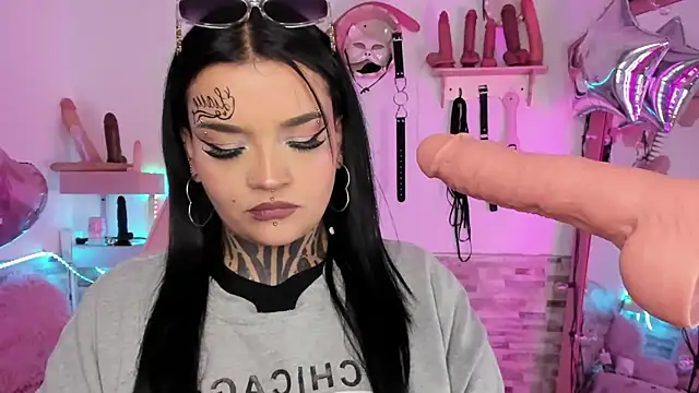 Snapshot of amyswallow7 chatting on 11/16/25, 01:33 amyswallow7 online show from 11/16/25, 01:33