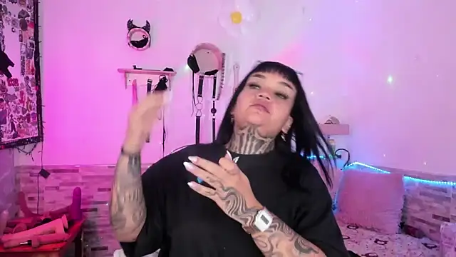 Snapshot of amyswallow7 chatting on 02/15/26, 01:35 amyswallow7 online show from 02/15/26, 01:35