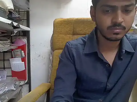 cute modell online show from 12/18/25, 12:33